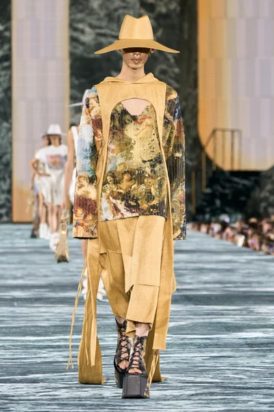 Look 10